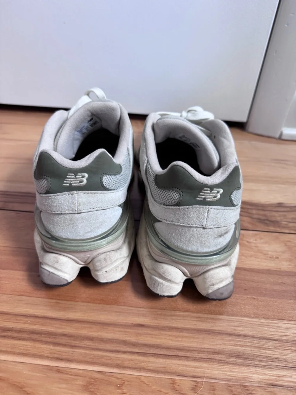 New Balance Men’s 9060 green Athletic Sneakers size 10.5 - Picture 9 of 9